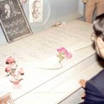 میرحسین موسوی در سال‌‌های نخست‌وزیری بر مزار شریعتی